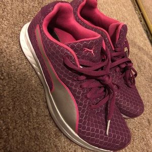 Women’s Puma Sneakers!